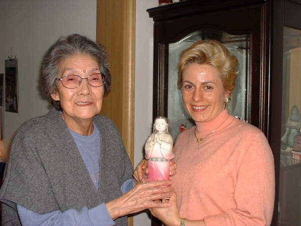 祖母とダニエラさん 祖母の作った、木彫りの人形とともに。