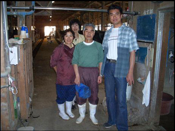 <span>鈴木さんご夫妻の牧場にて</span> 2006 お世話になっている鈴木さんご夫妻と。動物を愛するとても優しい心をお持ちのご夫妻。色々と学ぶ事が出来、ほんと尊敬してます。もう何十年も牧場経営されていらっしゃる方からのお言葉、「毎年一年生です」に感動しました。