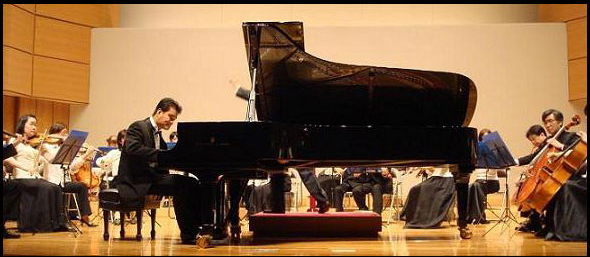 <span>Flussシンフォニカ第３回定期演奏会にて</span>　2006/11/12　素晴らしいコンディションのピアノと、素晴らしいオーケストラの団員さんのもと、協奏曲を演奏させて頂きました。