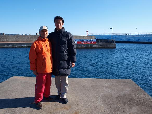 <span>鴨川にて石井さんと</span>　2009/01/01　ご自分の代わりに僕をご友人の漁船に乗せて下さいました。石井さんのお陰で、漁船に乗りながら至近距離から寛平さんの出航を見届けることができました！石井さん、有難うございました。