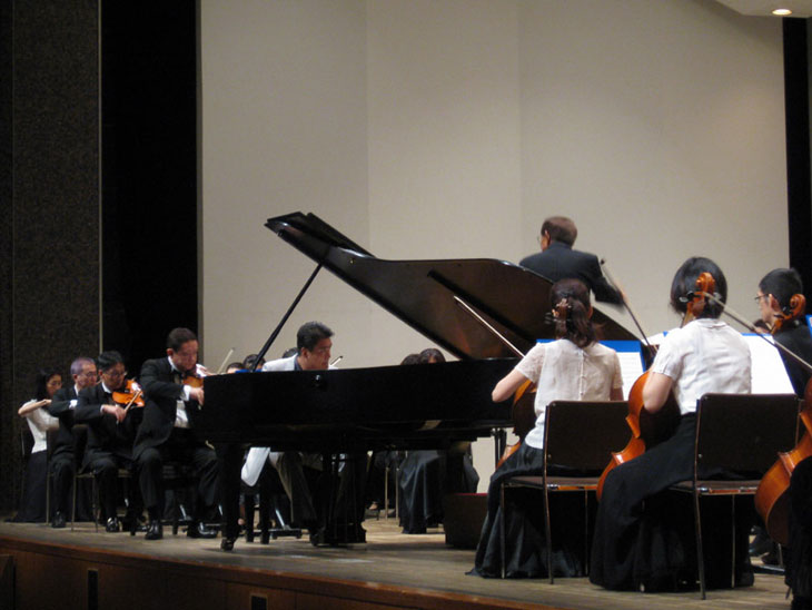 <span>第8回FLUSS定期演奏会にて</span> 2011/10/02 ベートーヴェンのピアノ協奏曲「皇帝」を演奏させて頂きました。