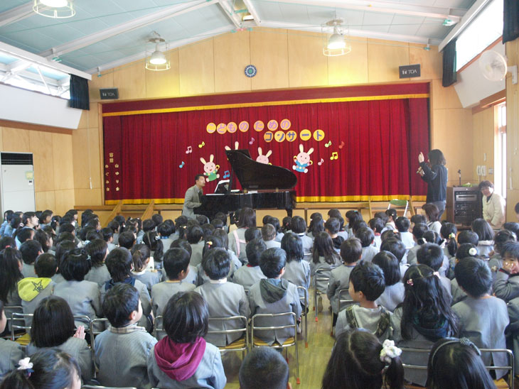 <span>Concerts for the kindergartens</span> 2012/03/13 Singing children's song with a piano.
