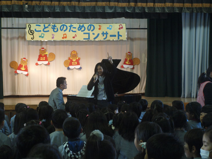 <span>Concerts for the kindergartens</span> 2012/03/13 Children stood up to sing the songs.