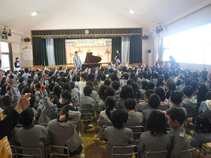 <span>Concerts for the kindergartens</span> 2012/03/13 Children asked many nice questions like ' How do you make such tender sounds ? '