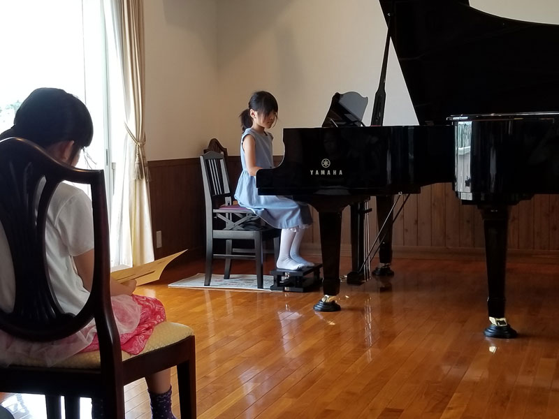 <span>Casa de Muzicaにて</span>　2018/07　ピアノの発表会にて。バッハの「メヌエット」、ベートーヴェン「ソナチネ第5番」の演奏です。