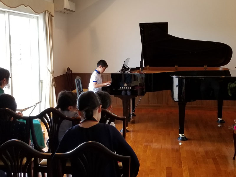 <span>Casa de Muzicaにて</span>　2018/07　ピアノの発表会にて。シューマンの「メロディー」などを演奏しました。
