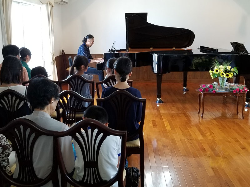 <span>Casa de Muzicaにて</span>　2018/07　ピアノの発表会にて。ショパンの「ソナタ第3番一楽章」を演奏して頂きました。