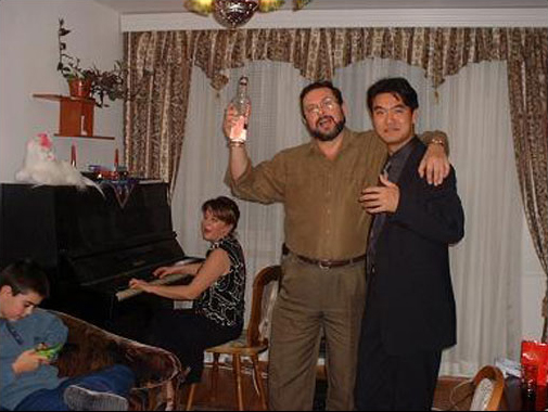 <span>友人の家族パーティーにて</span>　2003　お祭りさわぎです。さすがロシア系、ウォッカ飲んでます！ロシア民謡の「カカリン、カカリン、カカリン、カマヤ」を歌っているところ。さすがネイティブ、上手でしたね〜