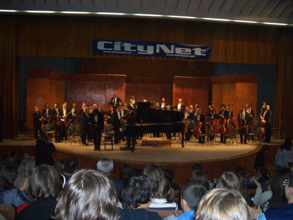 <span>ボトシャニ　フィルとの協演</span>　2006/11/17　ボトシャニフィルハーモニーとの演奏終了後です。
